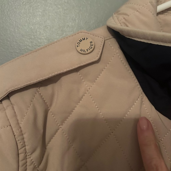 Tommy Hilfiger Tan Puffer Jacket with Quilted Design - Picture 6 of 15